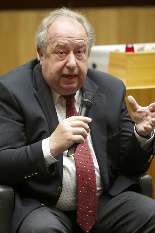 Fritz Neugebauer - Zweiter Nationalratspräsident am Mikrofon.