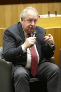  Fritz Neugebauer - Zweiter Nationalratspräsident am Mikrofon.