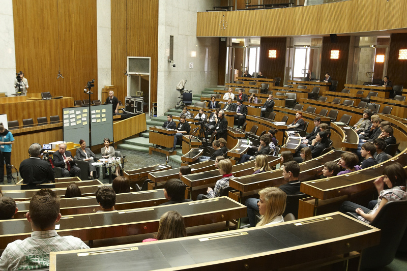 Jugendliche präsentieren ihre themenbezogene Projekte und stellen Fragen.