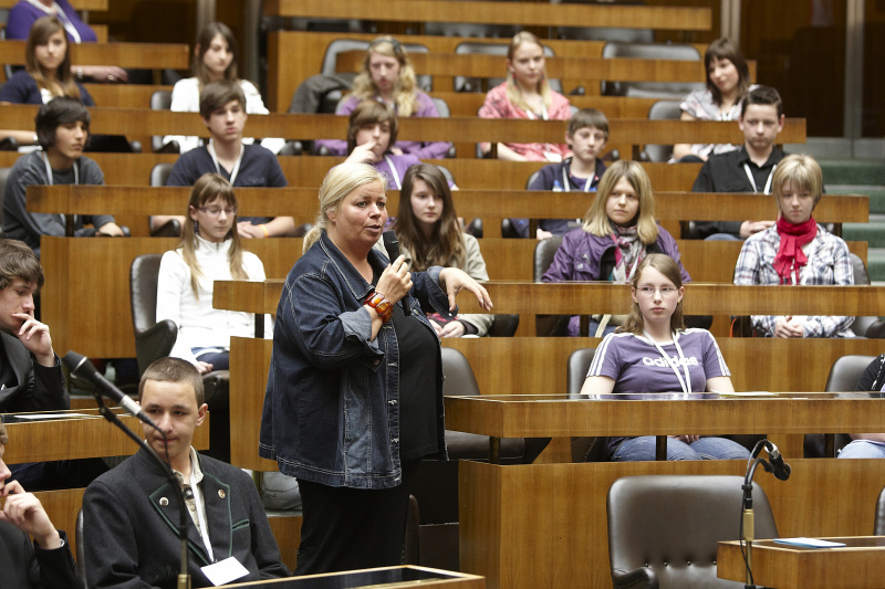Jugendliche präsentieren ihre themenbezogene Projekte und stellen Fragen.
