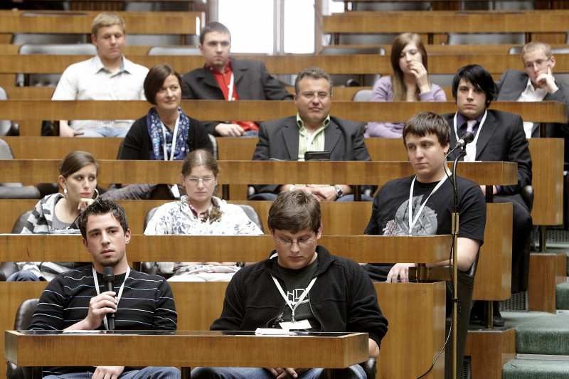 Jugendliche präsentieren ihre themenbezogene Projekte und stellen Fragen.