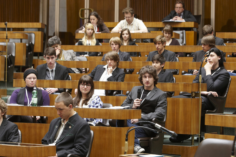 Jugendliche präsentieren ihre themenbezogene Projekte und stellen Fragen.