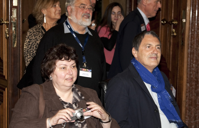 Blick in Richtung VeranstaltungsteilnehmerInnen - Ekaterina Egorova fotografiert. Im Hintergrund George Lakoff.