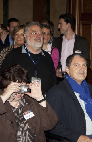 Blick in Richtung VeranstaltungsteilnehmerInnen - Ekaterina Egorova fotografiert. Im Hintergrund George Lakoff.