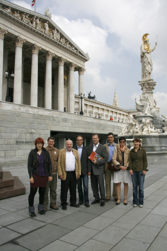 v.li. Sarah Zauner -Kajakverein kajak.at, Mag. Christoph Litschauer - Flussexperte WWF Österreich, Helmut Belanyecz - Präsident des ÖKF (Österreichisches Kuratorium für Fischerei), DI Manuel Hinterhofer - Geschäftsführer des ÖFV (Österreichischer Fischereiverband), Dr. Günther Kräuter - Nationalratsabgeordneter, Andreas Wurzer - stv. Geschäftsführer des WWF Österreich, Veranstaltungsteilnehmerin und Claudia Mohl - WWF-Pressesprecherin
