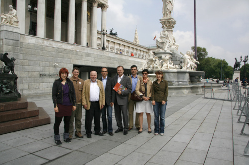 v.li. Sarah Zauner -Kajakverein kajak.at, Mag. Christoph Litschauer - Flussexperte WWF Österreich, Helmut Belanyecz - Präsident des ÖKF (Österreichisches Kuratorium für Fischerei), DI Manuel Hinterhofer - Geschäftsführer des ÖFV (Österreichischer Fischereiverband), Dr. Günther Kräuter - Nationalratsabgeordneter, Andreas Wurzer - stv. Geschäftsführer des WWF Österreich, Veranstaltungsteilnehmerin und Claudia Mohl - WWF-Pressesprecherin