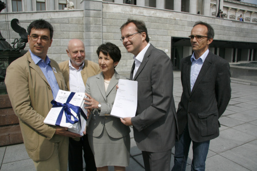 v.li. Andreas Wurzer - stv. Geschäftsführer des WWF Österreich, Helmut Belanyecz - Präsident des ÖKF (Österreichisches Kuratorium für Fischerei), Nationalratspräsidentin Mag.a Barbara Prammer; Dr. Günther Kräuter - Nationalratsabgeordneter und DI Manuel Hinterhofer - Geschäftsführer des ÖFV (Österreichischer Fischereiverband).