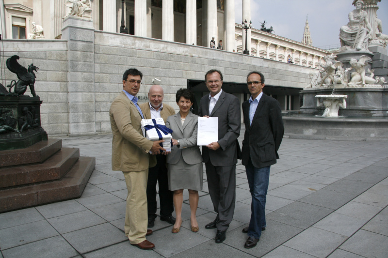 v.li. Andreas Wurzer - stv. Geschäftsführer des WWF Österreich, Helmut Belanyecz - Präsident des ÖKF (Österreichisches Kuratorium für Fischerei), Nationalratspräsidentin Mag.a Barbara Prammer; Dr. Günther Kräuter - Nationalratsabgeordneter und DI Manuel Hinterhofer - Geschäftsführer des ÖFV (Österreichischer Fischereiverband).