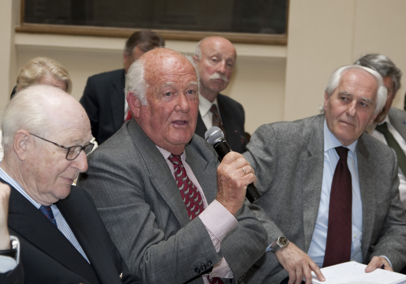 Veranstaltungsteilnehmer mit Mikrofon