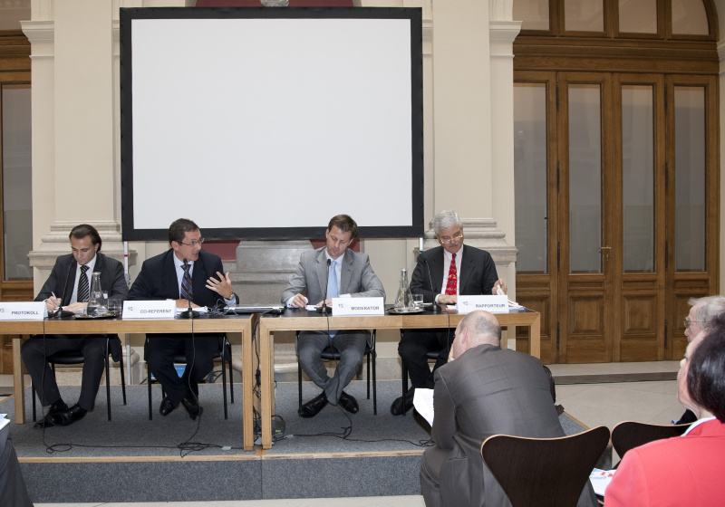 v.li. Veranstaltungsteilnehmer, Mag. Richard Kühnel - Leiter der Vertretung der EU-Kommission in Österreich, Dr. Michael Fleischhacker - Chefredakteur Die Presse und Dr. Gregor Woschnagg - Vizepräsident der ÖGAVN