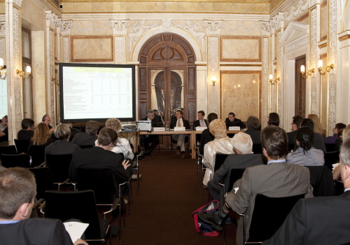 Am Podium v.li. Univ.-Prof. Mag. Dr. Fritz Breuss - WIFO, Andreas Schnauder - Leiter des Wirtsschaftsressorts Der Standard, Dkfm. Marc Fähndrich - stv. Leiter der Vertretung der EU-Kommission in Öesterreich und Veranstaltungsteilnehmer