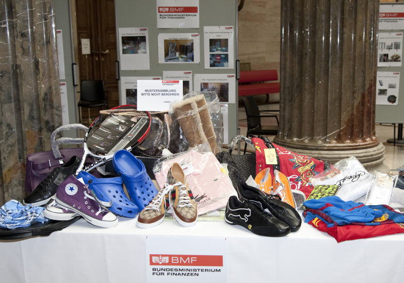 Tisch mit gefälschten Produkten