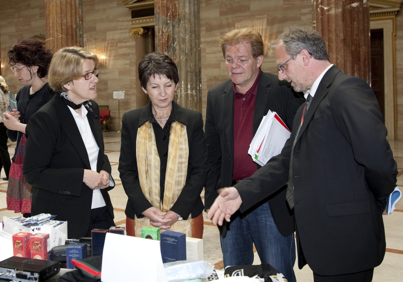 v.li. Dr. Ruperta Lichtenecker- Abgeordnete zum Nationalrat, Mag.a Barbara Prammer - Präsidentin des Nationalrates, Mag. Johann Maier - Abgeordneter zum Nationalrat und ein Mitarbeiter des Finanzministeriums