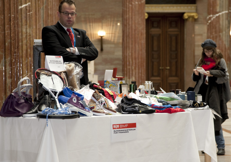 Tisch mit gefälschten Produkten