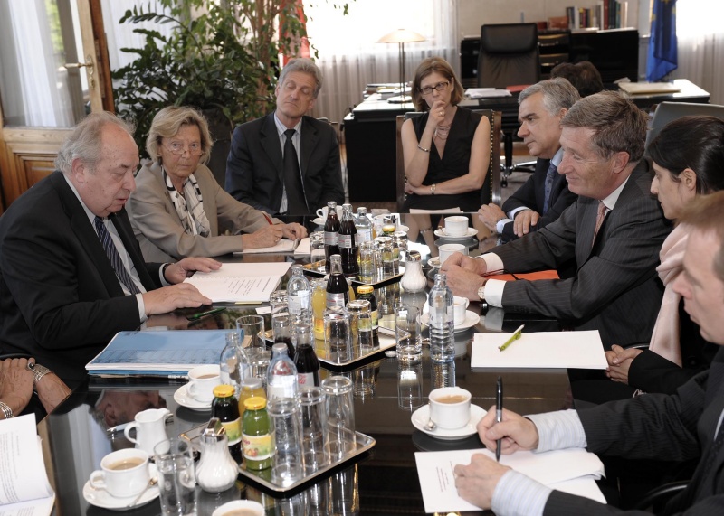 Fritz Neugebauer- Zweiter Nationalratspräsident (1.v.li.), Josef Cap - Klubobmann SPÖ (3.v.li) und Pierre Lequiller(7.v.li)