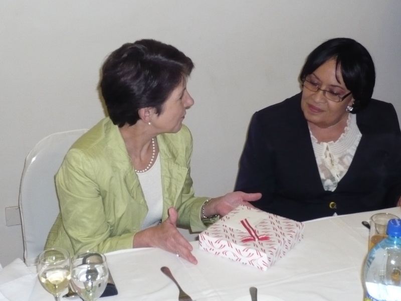 v.li. Nationalratspräsidentin Mag.a Barbara Prammer und Ghanas Parlamentspräsidentin Bamford-Addo im Gespräch