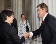 v.li Nationalratspräsidentin Mag.a Barbara Prammer begrüßt Viktor Juschtschenko