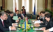linke Hälfte: v.li. Viktor Juschtschenko mit der ukrainischen Delegation; auf der re. Seite die Österreichische Delegation mit Nationalratspräsidentin Mag.a Barbara Prammer (1.v.re)
