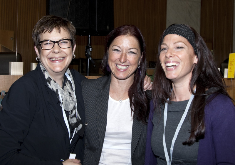 v.li. Veranstaltungsteilnehmerin, Hannah Lessing und Olivia Pixner