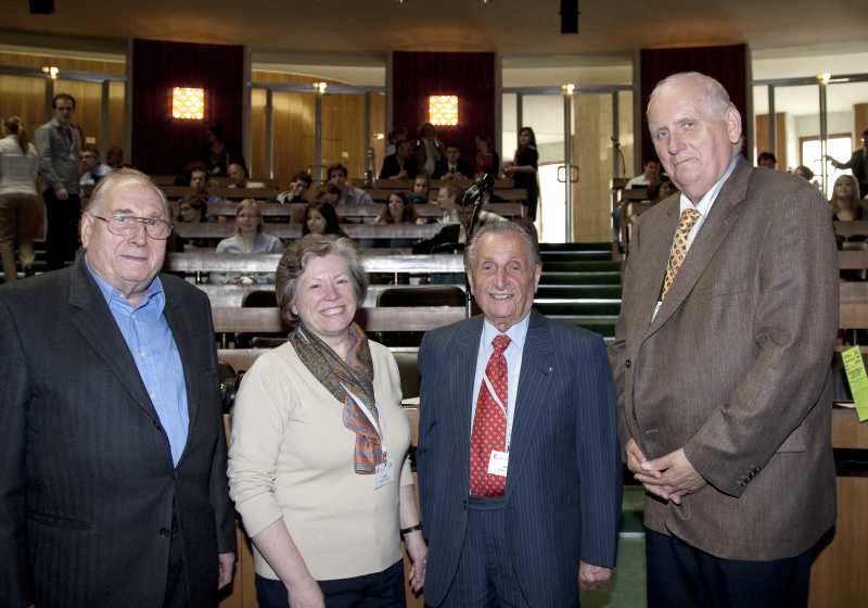 VeranstaltungsteilnehmerInnen mit  Marko Feingold (2.v.re)