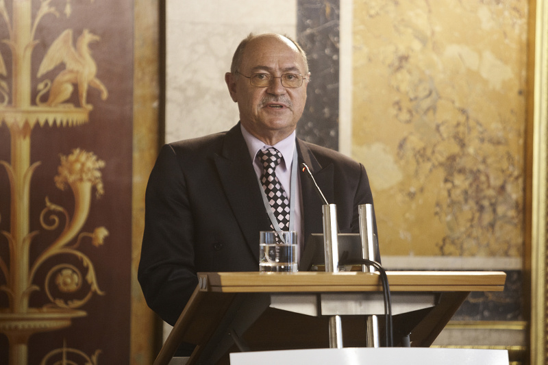 Walter Barth, Namibia am Rednerpult.