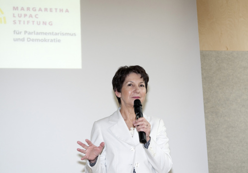 Mag. Barbara Prammer - Präsidentin des Nationalrates  eröffnet den Demokratiepreissaal