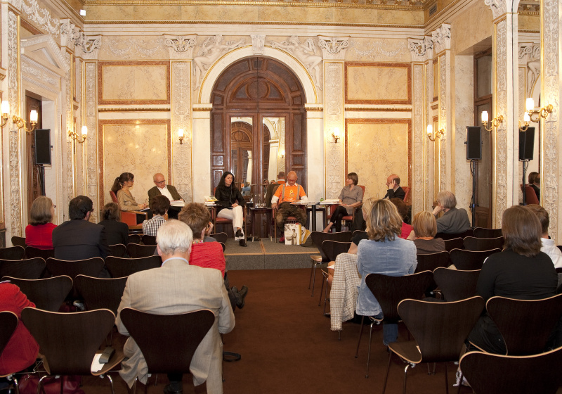 v.li. Zita Bereuter - FM4, Kai-Uwe Hellmann - Konsumsoziologe - Privatdozent am Institut fuer Soziologie an der TU Berlin, Helene Schuberth - Oesterreichische Nationalbank - Beirat für gesellschafts-  wirtschafts- und umweltpolitische Alternativen (BEIGEWUM) - Wien, Johannes Gutmann - Unternehmer - Gruender der Sonnentor KraeuterhandelsgesmbH - Zwettl, Kathrin Hartmann - Journalistin - Muenchen, Peter Zimmermann - OE1