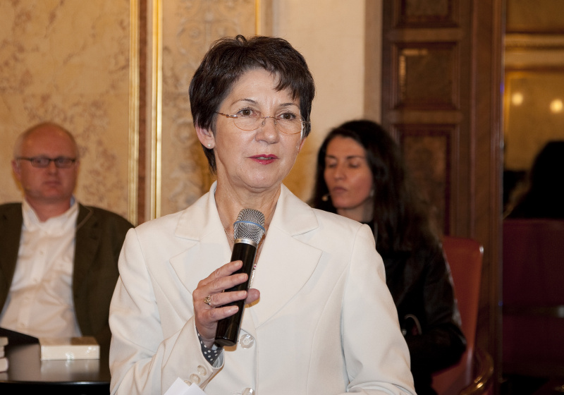 Mag. Barbara Prammer - Praesidentin des Nationalrates am Mikrofon.