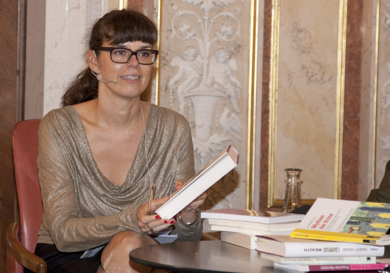 Zita Bereuter - FM4  moderiert die Veranstaltung.