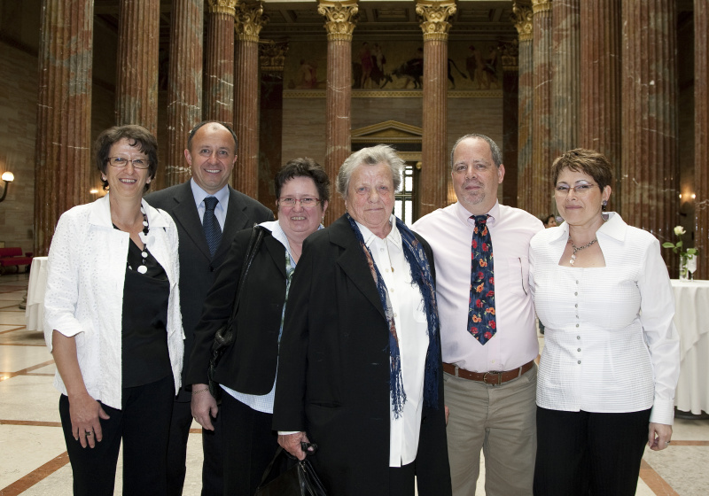 v.li. Gattin von Franz Schatz, Franz Schatz, Veranstaltungsteilnehmerin, Hermine Füreder, Arie Zychlinski mit Gattin