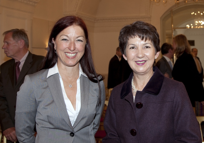 v.li. Mag. Hannah Lessing - Generalsekretaerin des Nationalfonds und Allgemeinen Entschaedigungsfonds und Mag. Barbara Prammer - Praesidentin des Nationalrates