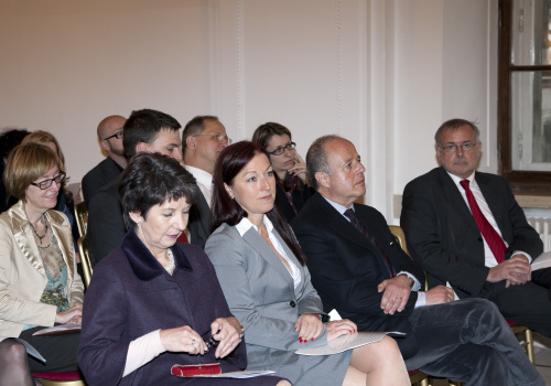 v.li. Mag. Barbara Prammer - Praesidentin des Nationalrates, Mag. Hannah Lessing - Generalsekretaerin des Nationalfonds und Allgemeinen Entschaedigungsfonds, Clemens Jabloner - Präsident des österreichischen Verwaltungsgerichtshofes  und DDr. Oliver Rathkolb