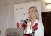 Dr. Johanna Rachinger - Generaldirektorin der Oesterreichischen Nationalbibliothek am Rednerpult.