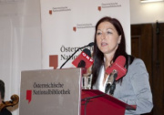 Mag. Hannah Lessing - Generalsekretaerin des Nationalfonds und Allgemeinen Entschaedigungsfonds am Rednerpult
