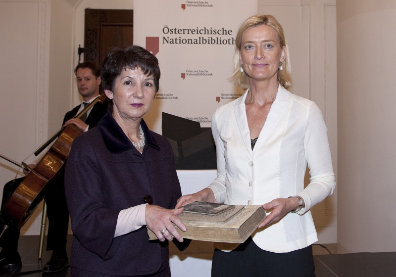 v.li. Mag. Barbara Prammer - Praesidentin des Nationalrates und Dr. Johanna Rachinger - Generaldirektorin der Oesterreichischen Nationalbibliothek