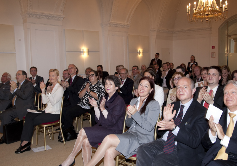 erste Reihe v.li. Ioan Holender - Direktor der Wiener Staatsoper, Dr. Ariel Muzicant - Präsident der Israelitischen Kultusgemeinde Wien (IKG), Dr. Johanna Rachinger - Generaldirektorin der Oesterreichischen Nationalbibliothek, Mag. Barbara Prammer - Praesidentin des Nationalrates, Mag. Hannah Lessing - Generalsekretaerin des Nationalfonds und Allgemeinen Entschaedigungsfonds,  Clemens Jabloner - Präsident des österreichischen Verwaltungsgerichtshofes und Dr. Hans Winkler- Staatssekretär A.D.