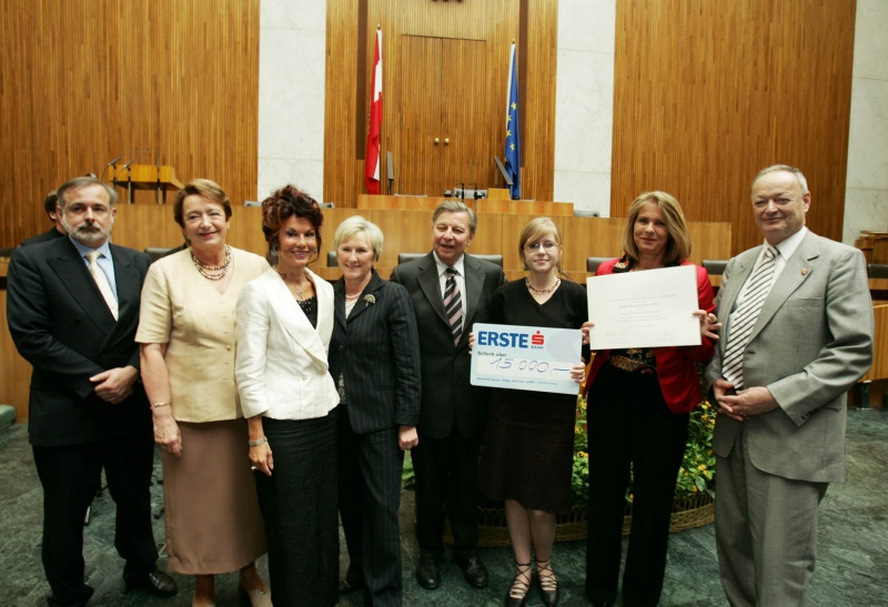 Gruppenfoto mit den Preisträgern des Demokratiepreises 2004: v.li. Univ.-Prof. DDr. Oliver Rathkolb, Dr. Elisabeth Gehrer,  Dr. Brigitte Bierlein, Dr. Monika Lindner, Dr. Hugo Portisch, Schülerin des ibc-Hetzendorf, Dr. Ulrike Sulan, und Nationalratspräsident Prof. Dr. Andreas Khol