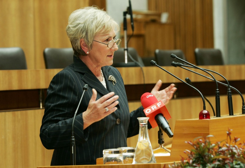 Am Rednerpult Dr. Monika Lindner - ORF