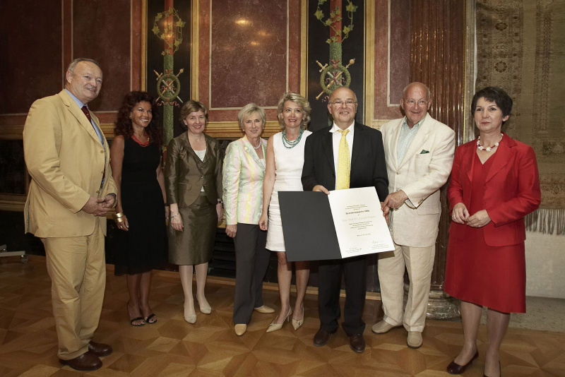 v.li. Prof. Dr. Andreas Khol - Nationalratspräsident; Brigitte Bierlein; Sonja Puntscher-Riekmann; Dr. Monika Lindner; Gattin des Preisträgers, Demokratiepreisträger 2006 Dr. Joseph Marko; Manfried Welan und Mag. Barbara Prammer - Zweite Nationalratspräsidentin