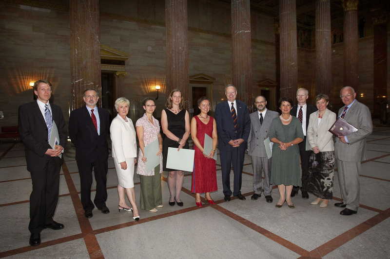 Gruppenfoto mit den WissenschaftspreisträgerInnen 2005 v.li. Dr. Martin Dolezal, Univ. Prof. DDr. Oliver Rathkolb -  Jurymitglied, Dr. Monika Lindner - Generaldirektorin ORF und Vorsitzende der Jury, Mag.a Sabine Preisl-Westphal, Dr.in Barbara Steininger, Univ. Ass. Dr.in Patricia Heindl,  Nationalratspräsident Dr. Andreas Khol, Univ. Prof. Dr. Wolfgang Müller, 2. Nationalratspräsidentin Mag.a Barbara Prammer, Dr. Wilfried Philipp, Univ. Prof. Dr. Sonja Puntscher- Riekmann -Jurymitglied und Univ. Prof. DDr. Manfried Welan -Jurymitglied 
