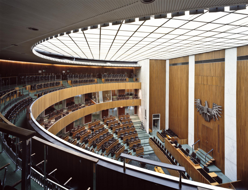 Seitlicher Blick von rechts in Richtung Präsidium, errichtet von den Architekten Fellerer und Wörle, 1956 fertig gestellt.