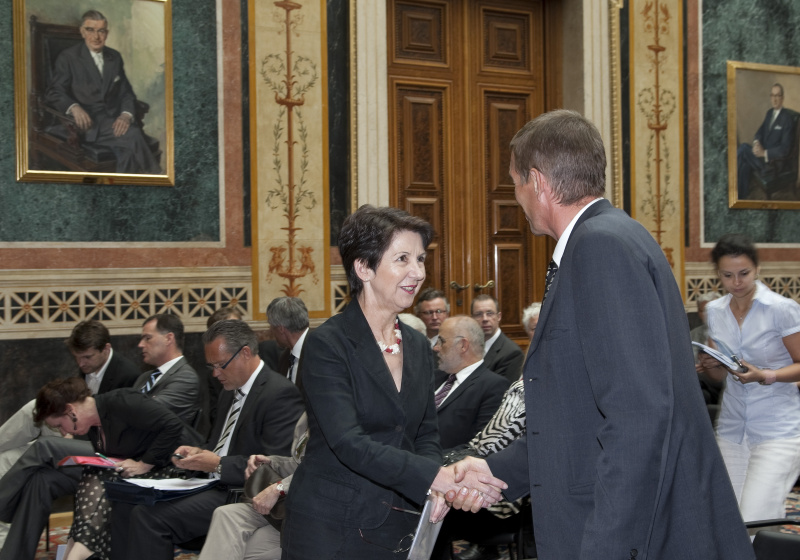 Mag. Barbara Prammer - Präsidentin des Nationalrates (li.) begrüßt Dr. Wolfgang Swoboda - Präsident der Vereinigung österreichischer Staatsanwältinnen und Staatsanwälte