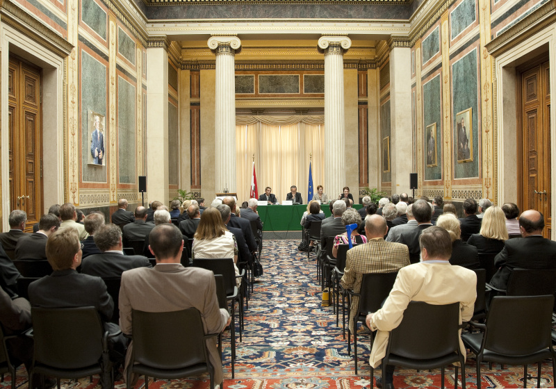Am Podium v. li. Dr. Wolfgang Swoboda - Präsident der Vereinigung österreichischer Staatsanwältinnen und Staatsanwälte, Mag. Werner Zinkl - Präsident der Vereinigung der österreichischen Richterinnen und Richter, Dr. Barbara Helige - Vorsteherin des Bezirksgerichts Döbling und Dr. Elisabeth Rech - Vizepräsidentin der Wiener Rechtsanwaltskammer