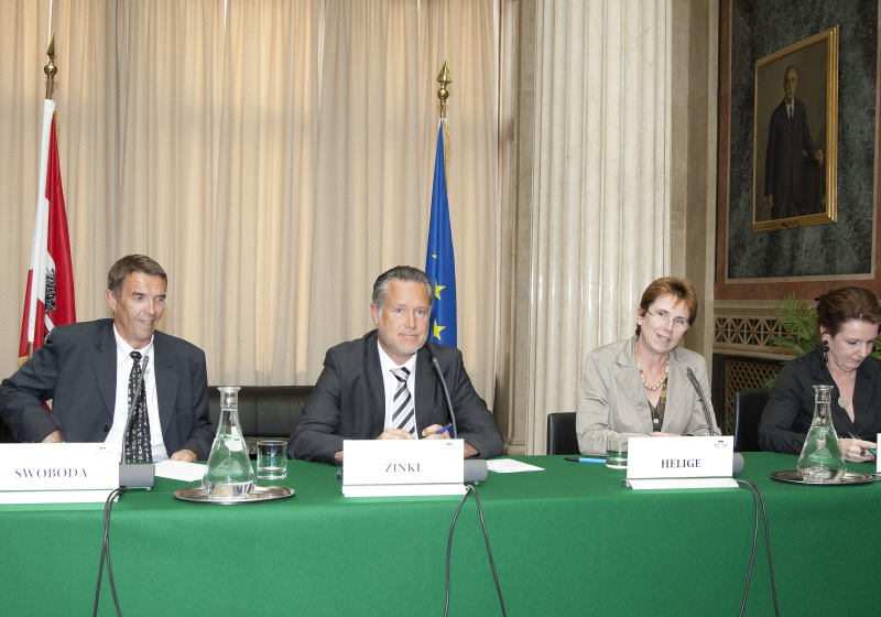 Am Podium v.li. Dr. Wolfgang Swoboda - Präsident der Vereinigung österreichischer Staatsanwältinnen und Staatsanwälte, Mag. Werner Zinkl - Präsident der Vereinigung der österreichischen Richterinnen und Richter, Dr. Barbara Helige - Vorsteherin des Bezirksgerichts Döbling und Dr. Elisabeth Rech - Vizepräsidentin der Wiener Rechtsanwaltskammer