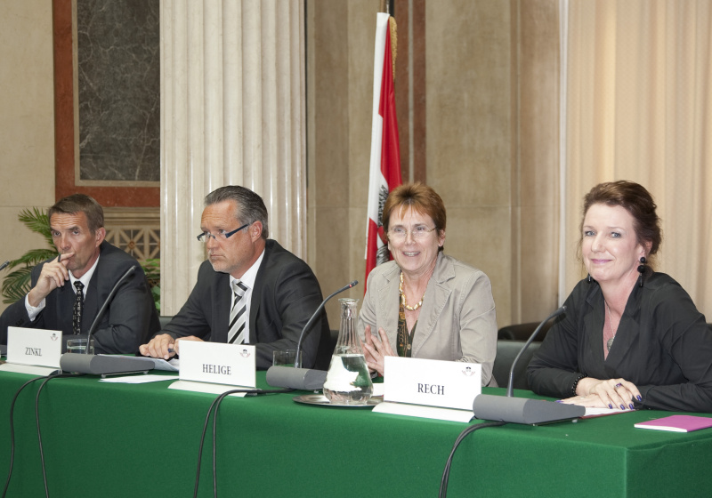 Am Podium v.li. Dr. Wolfgang Swoboda - Präsident der Vereinigung österreichischer Staatsanwältinnen und Staatsanwälte, Mag. Werner Zinkl - Präsident der Vereinigung der österreichischen Richterinnen und Richter, Dr. Barbara Helige - Vorsteherin des Bezirksgerichts Döbling und Dr. Elisabeth Rech - Vizepräsidentin der Wiener Rechtsanwaltskammer
