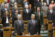 erste Reihe v. links: Bundespräsident Dr. Heinz Fischer und Bundeskanzler Werner Faymann während der Bundeshymne