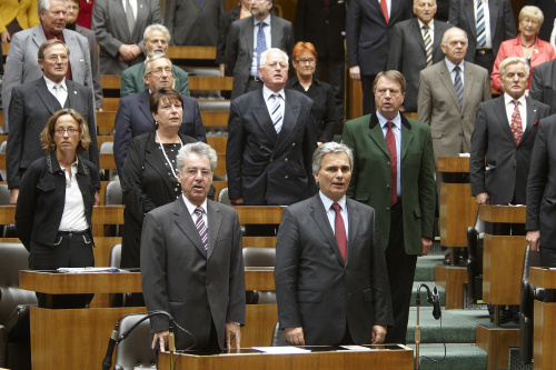 erste Reihe v. links: Bundespräsident Dr. Heinz Fischer und Bundeskanzler Werner Faymann während der Bundeshymne