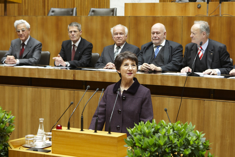Nationalratspräsidentin Mag. Barbara Prammer am Rednerpult. Auf der Regierungsbank im Hintergrund v. li.: Dr. Gottfried Feurstein, Dr. Edwin Tiefenbacher, Josef Ratzenböck, Mag. Franz Karl und Dr. Andreas Khol.