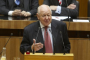 Karl Blecha -  Präsident des österreichischen Seniorenrates am Rednerpult.