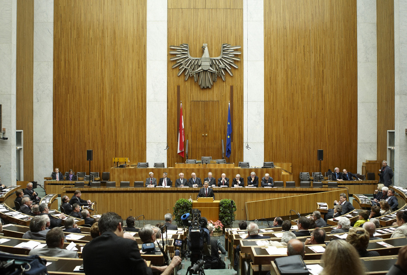 Bundeskanzler Werner Faymann am Rednerpult.  Auf der Regierungsbank im Hintergrund v. li.: Dr. Gottfried Feurstein, Dr. Edwin Tiefenbacher, Josef Ratzenböck, Mag. Franz Karl, Dr. Andreas Khol, Karl Blecha; Dr. Alfred Zupancic, Werner Thum und Rudolf Edlinger.